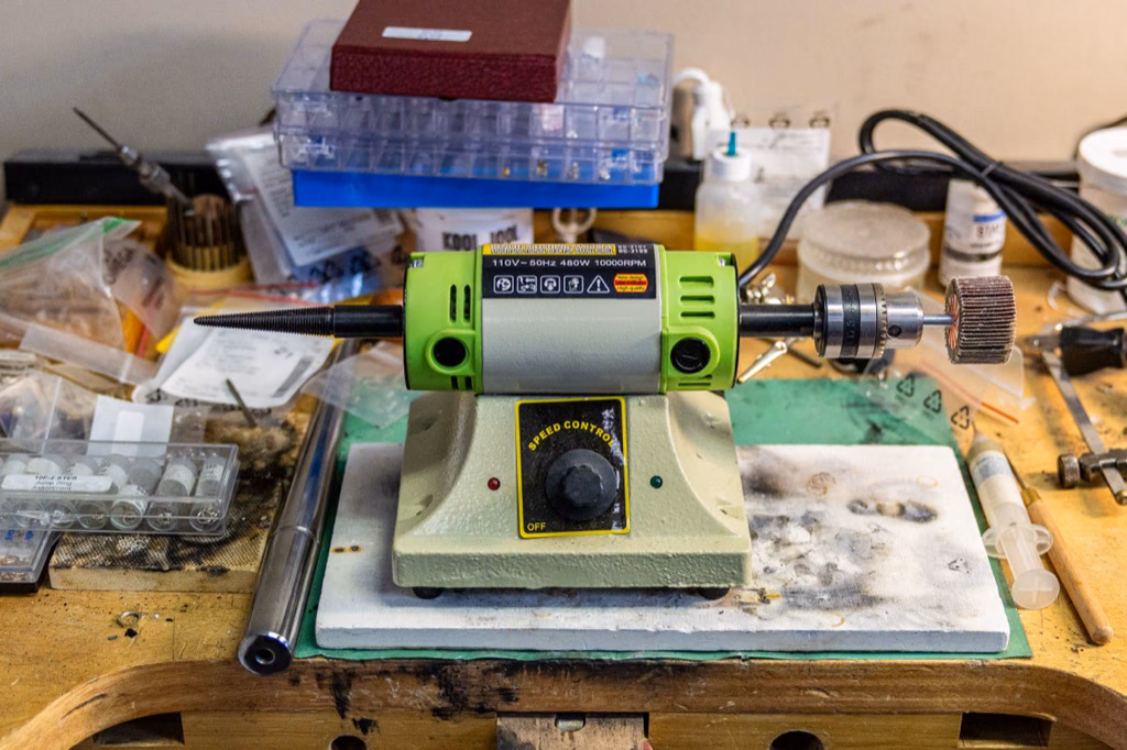 Small bench polishing machine used for watch service